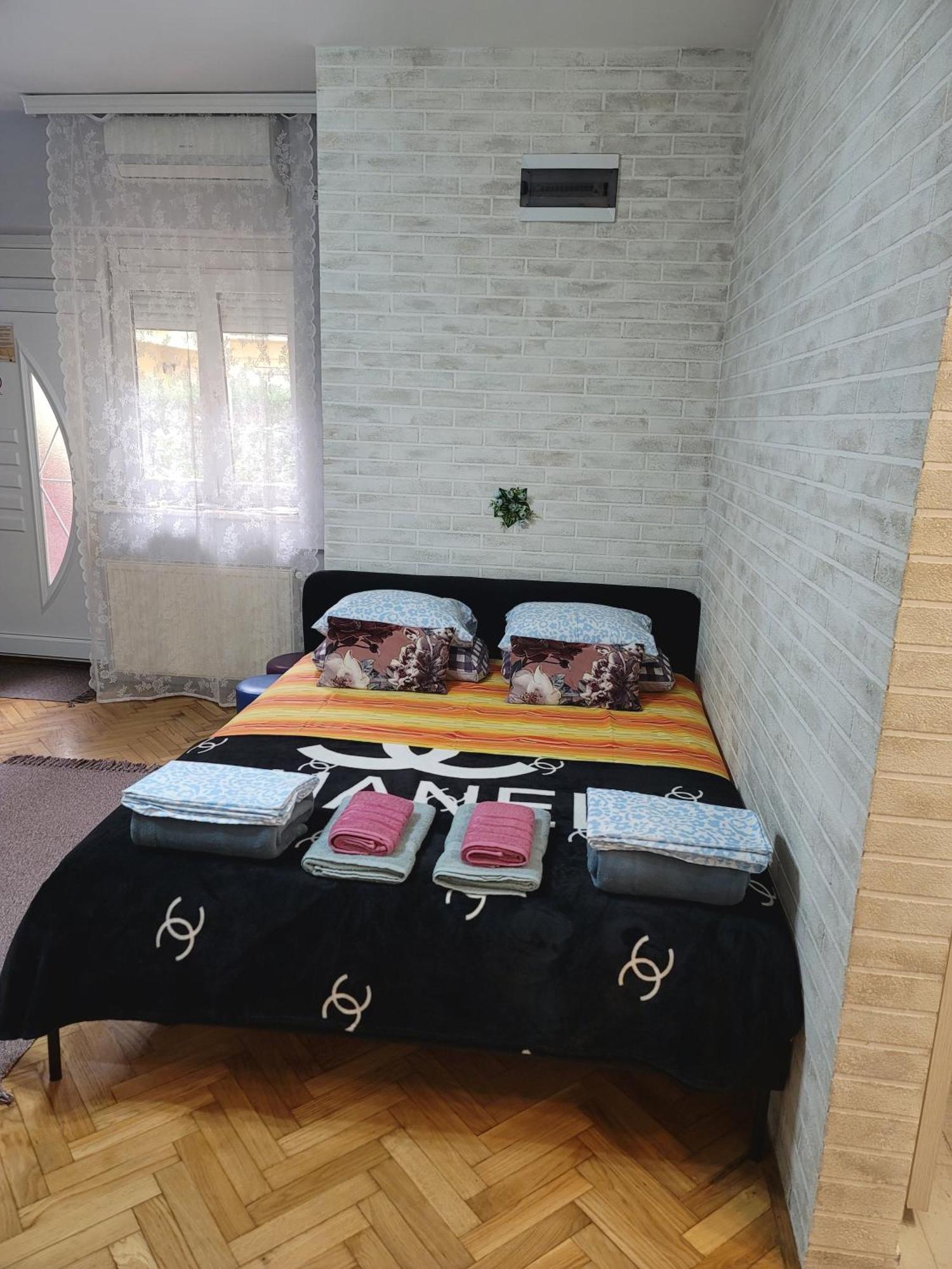 Appartamento Apartman "Garden" Novi Sad Esterno foto